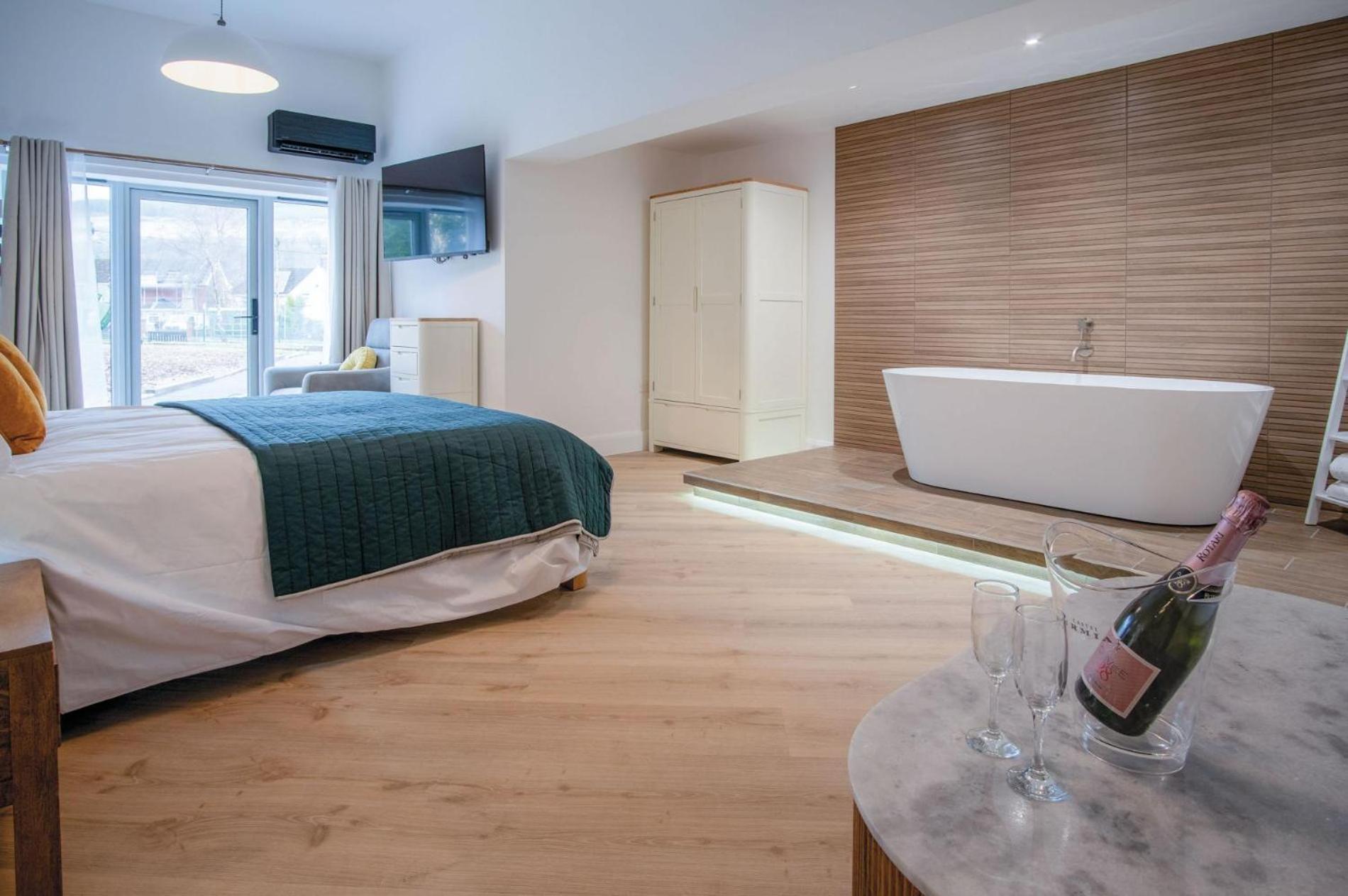 Suite 5 - Sleeping Giant Hotel - Pen Y Cae Inn Brecon Eksteriør billede